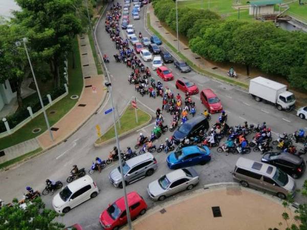 Program edar ayam beku percuma itu dibuat secara pandu lalu telah mengakibatkan kesesakan lalu lintas dan kehadiran ramai orang di lokasi.