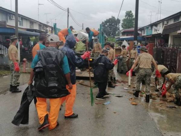 Beberapa pihak berkuasa tempatan membantu Majlis Daerah Kota Tinggi membersihkan pusat bandar Kota Tinggi, selepas banjir dua kali melanda.