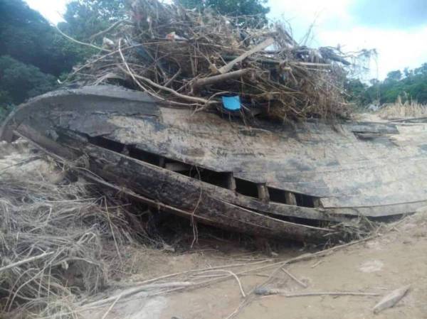 Rangka kapal yang ditemui selepas banjir surut di Kampung Penjom, Kuala Lipis pada dua hari lalu, dianggarkan dibina pada abad ke-18 dan 19. FOTO: SUMBER INTERNET 