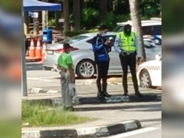 Lelaki (kiri) didakwa memakai gelang merah jambu bukanlah pesakit Covid-19 di R&R Bukit Gantang. Foto: Ihsan pembaca