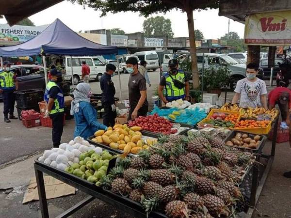 Penjaja dan peniaga pasar pagi yang berlesen dibenarkan berniaga dengan syarat mematuhi SOP yang ditetapkan.