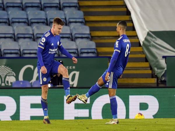 Penjaring gol kedua Leicester City, Harvey Barnes, meraikan jaringan dengan melagakan but bersama rakan sepasukannya