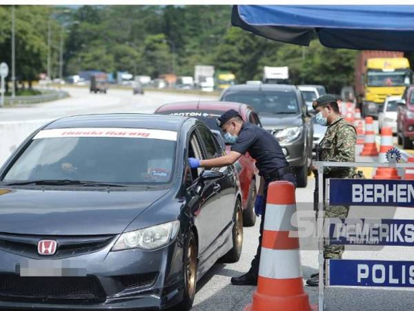 Pasukan Polis Diraja Malaysia (PDRM) bersama Angkatan Tentera Malaysia (ATM) mengadakan sekatan jalan raya di Plaza Tol Gombak pada hari ke-3 pelaksanaan Perintah Kawalan Pergerakan (PKP). -Foto Sinar Harian ROSLI TALIB