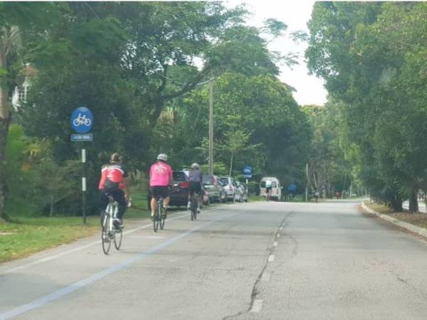 Orang ramai melakukan aktiviti riadah di Taman Melawati pada Ahad.