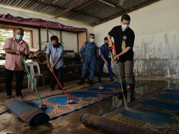 Menteri Kanan Perdagangan Antarabangsa dan Industri, Datuk Seri Mohamed Azmin Ali ketika bergotong-royong membersihkan Surau Al Jamaliah, Kampung Bukit Raja Darat, Sungai Rengit Pengerang yang terkesan banjir, hari ini.   - Foto Bernama