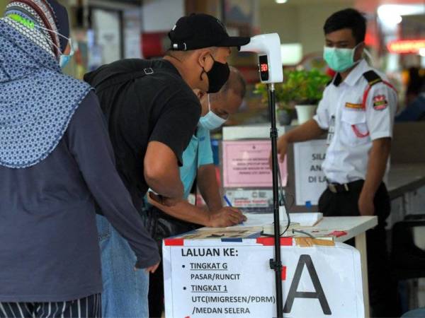 Orang ramai diingatkan kekal mengamalkan SOP norma baharu dengan memakai pelitup muka.