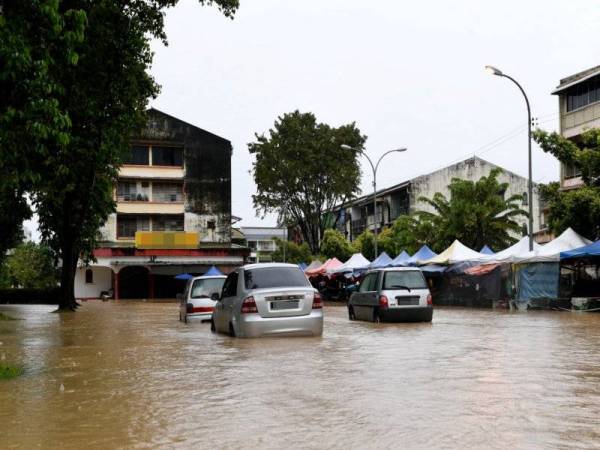  Pekan Donggongon Penampang mula dinaiki air setelah hujan lebat berterusan sejak semalam. - Foto Bernama