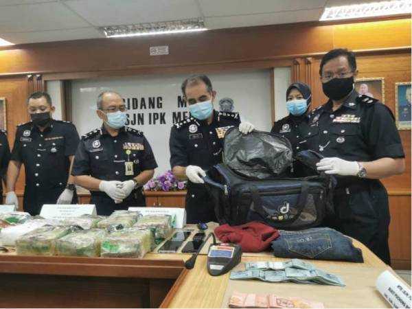 Abdul Majid (dua dari kanan) menunjukkan beg hitam yang diisi bungkusan dadah jenis syabu ketika sidang akhbar di Ibu Pejabat Polis Kontinjen (IPK) Melaka, Bukit Beruang, di sini, pada Isnin.