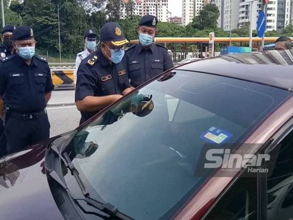 Mohd Zaki (tengah) memantau pelaksanaan SJR di Plaza Tol Jalan Duta di Kuala Lumpur pada Isnin.