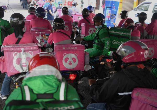 Kerajaan memperuntukkan RM24 juta bagi membiayai caruman penuh pekerja khidmat penghantaran (delivery riders) di bawah Skim Keselamatan Sosial Pekerjaan Sendiri (Perkeso). - Foto fail Bernama