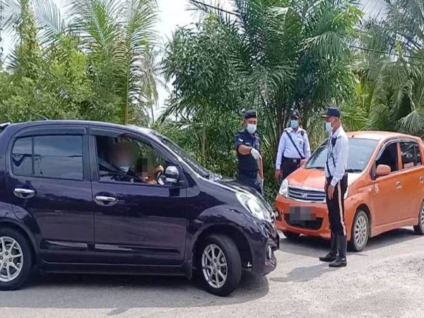 Polis mengarahkan sebuah kenderaan yang membawa anak kecil untuk berpatah balik selepas gagal mematuhi SOP.