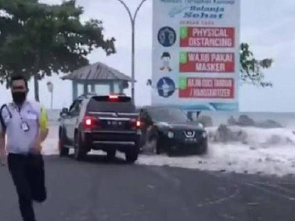 Ombak tinggi melanda Manado menyebabkan orang ramai panik. - Foto Liputan 6