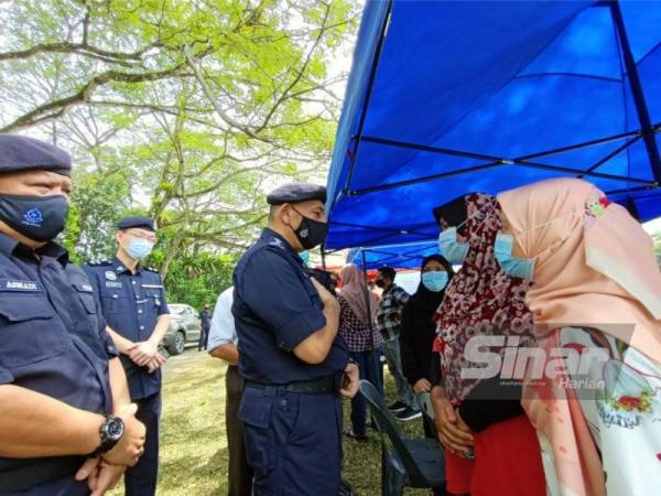 Khadijah (dua dari kanan) ketika menerima kunjungan Mior Faridalathrash di Pusat Kawalan Tempat Kejadian (PKTK) operasi mencari dan menyelamat di Sungai Kinta, Ipoh pada Isnin.