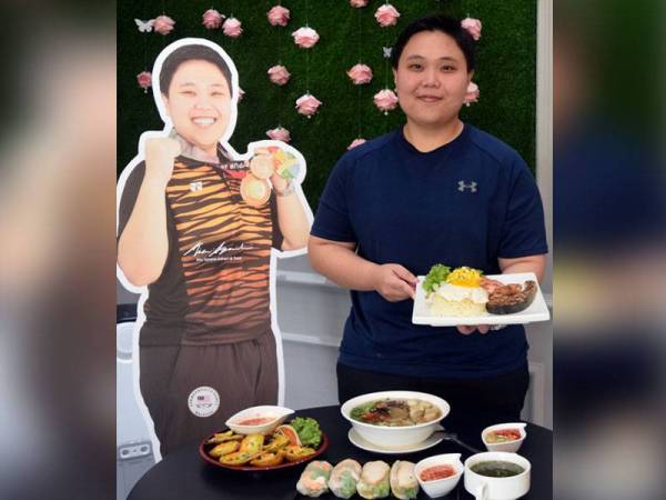 Alia Sazana menunjukkan makanan berkonsepkan makanan Vietnam yang sering menjadi pilihan pelanggan yang berkunjung ke restoran miliknya di Gong Badak. - Foto Bernama