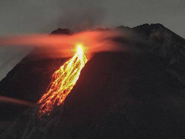 Gunung Merapi keluar lava. - Foto ANTARA