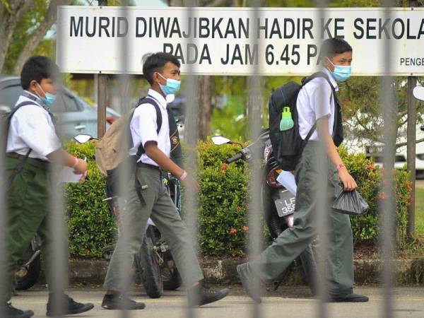 Murid sekolah rendah, pelajar Tingkatan Satu hingga Empat di kawasan PKP akan mengikuti Pengajaran dan Pembelajaran di Rumah (PdPR) mulai hari ini. - Foto Bernama