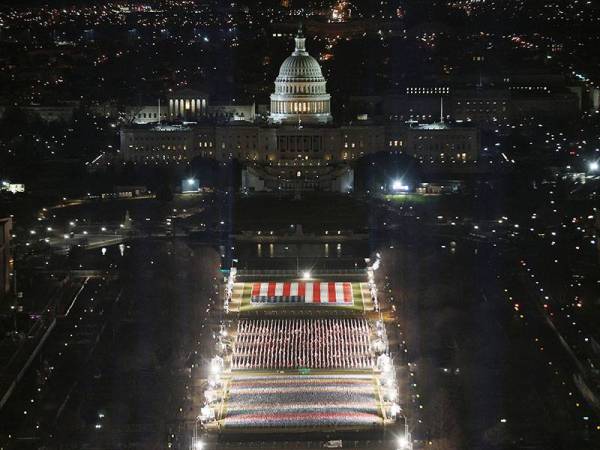 Hampir 200,000 bendera menghiasi dataran National Mall ketika persiapan akhir sedang dilakukan menjelang majlis pelantikan Presiden ke-46 AS, Joe Biden bersama Naib Presiden, Kamala Harris pada Rabu. - Foto: AFP