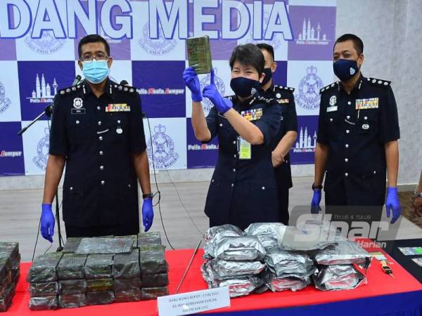 Timbalan Ketua Polis Kuala Lumpur, Datuk Yong Lei Choo (tengah) menunjukkan antara dadah yang dirampas dalam sidang akhbar di Ibu Pejabat Polis Daerah (IPD) Dang Wangi pada Rabu. - Foto Sinar Harian ASRIL ASWANDI SHUKOR