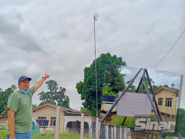 Azrin sanggup mengeluarkan duit poket sendiri dengan mendirikan antena bagi membantu meningkatkan capaian internet di Kampung Banggol Pak Esah bagi membolehkan pelajar - pelajar di kawasan itu mengikuti pembelajaran secara dalam dengan lebih mudah. (Username' dan 'password' ditampal pada tiang antena bagi membolehkan penduduk menggunakan kemudahan itu secara percuma.)