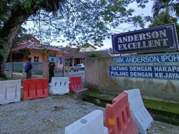 Pengetua SMK Anderson, Wan Shaiful Akmar Mohd Idris menyambuat kehadiran pelajar yang hadir mengikuti sesi sekolah secara bersemuka pada Rabu.