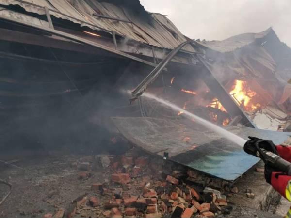 Lebih 20 Jam Padam Kebakaran Tiga Gudang