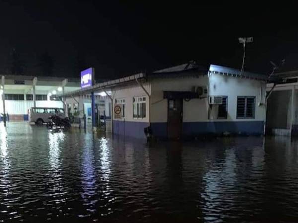 Pekarangan IPD Kemaman dilimpahi air kerana paip pecah. - Foto Ihsan polis