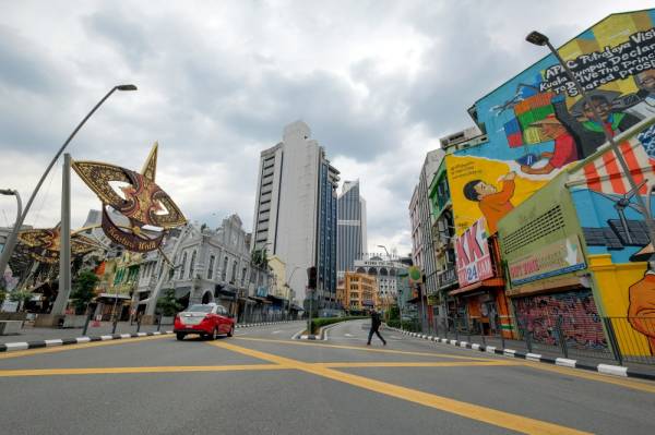 Tinjauan di simpang empat berdekatan Pasar Seni yang kebiasaannya sibuk dengan kehadiran orang ramai dan pelancong kelihatan hampir lengang ekoran pelaksanaan Perintah Kawalan Pergerakan ketika tinjauan di sekitar Jalan Pudu hari ini. -Foto Bernama