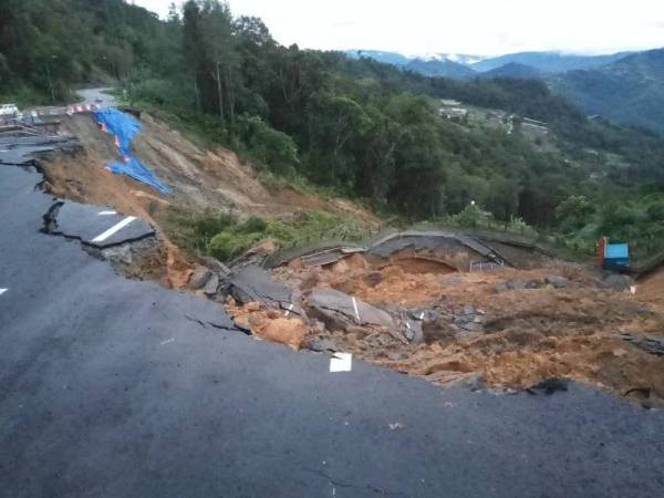 Kawasan letak kereta di Taman Negara Kinabalu Kundasang, Ranau runtuh Selasa lalu.