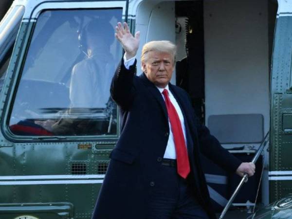 Trump dibawa menaiki helikopter Marine One buat kali terakhir selepas beliau meninggalkan Rumah Putih pada Rabu. - Foto: AFP