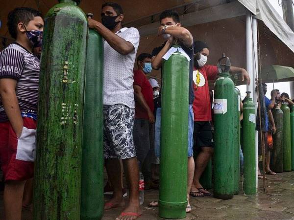 Ahli keluarga pesakit Covid-19 di Brazil sanggup beratur panjang selama berjam-jam demi untuk mengisi tangki oksigen. - Foto: Agensi