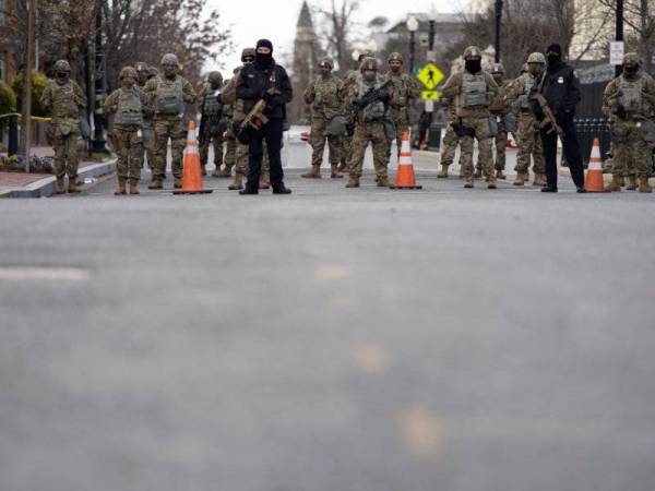 Pasukan keselamatan berkawal di hadapan Mahkamah Agung AS di Washington menjelang majlis pelantikan Biden pada Rabu. - Foto: AFP