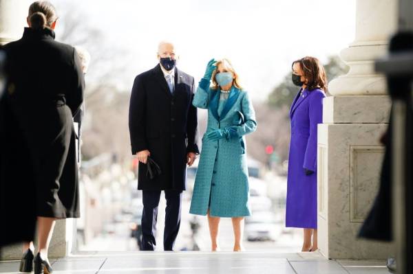 Biden dan isteri, Jill tiba di Capitol. Turut kelihatan Kamala Harris (kiri). - AFP
