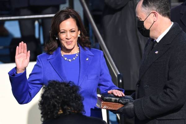 Harris (kiri) mengangkat sumpah jawatan Naib Presiden ke-49 AS di Capitol, Washington pada Rabu. - Foto: AFP
