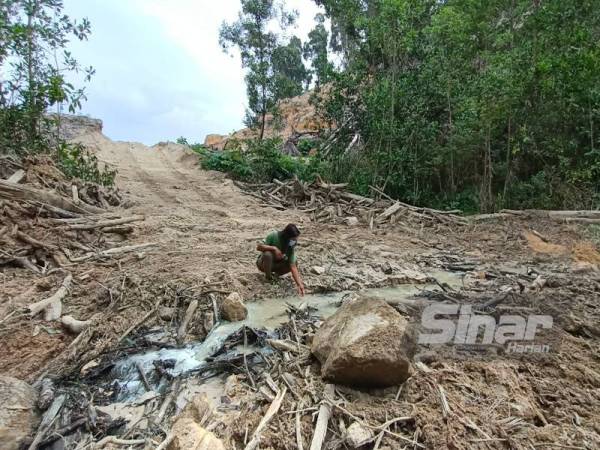 Ismady menunjukkan keadaan air di kawasan Air Terjun Tanjung Batu kesan kerosakan yang berlaku.