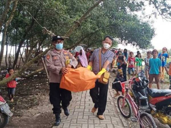 Cebisan badan mangsa korban pesawat Sriwijaya Air SJ 182 di pantai Kis. - Foto Kompas