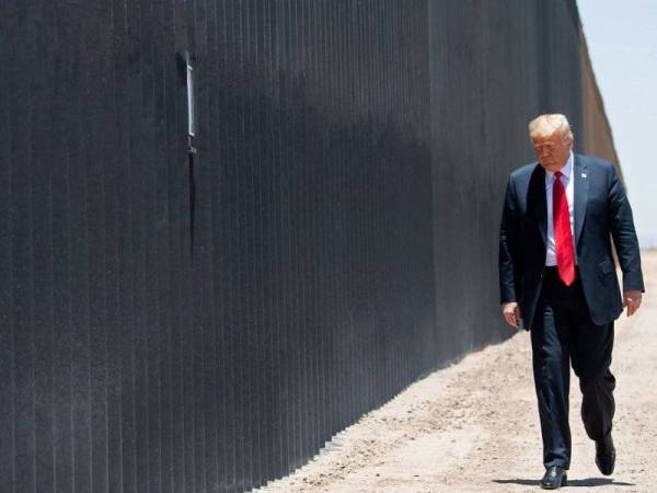 Trump meninjau pembinaan tembok sempadan di San Luis, Arizona pada Jun tahun lalu. - AFP