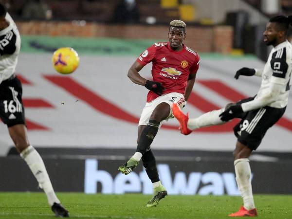 Pogba merembat ke gawang Fulham untuk gol kedua United