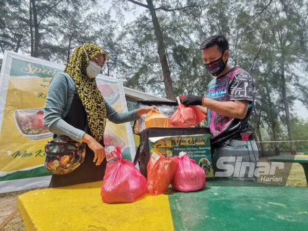 Mohd Amirul Ashraf dan Nor Intan membuat servis penghantaran makanan kepada pelanggan sepanjang PKP.