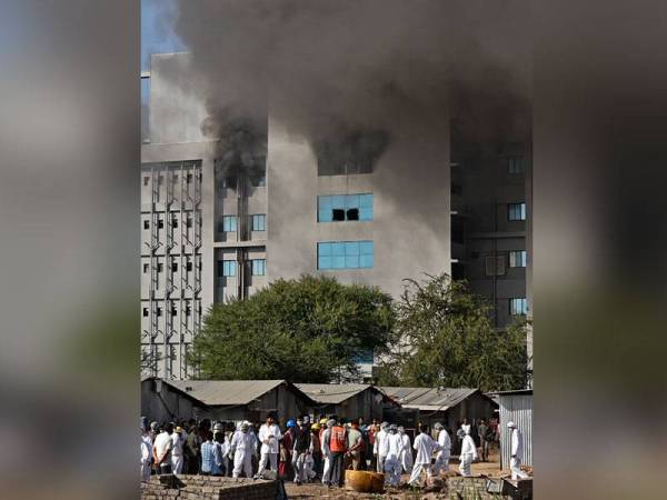 Kebakaran berlaku tidak jauh dari kemudahan yang mengeluarkan vaksin Covid-19 di Institut Serum India di Pune. - Foto AFP