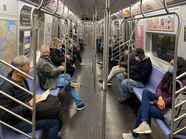 Gambar fail menunjukkan beberapa orang memakai pelitup muka di dalam sebuah tren bawah tanah di New York - Foto AFP