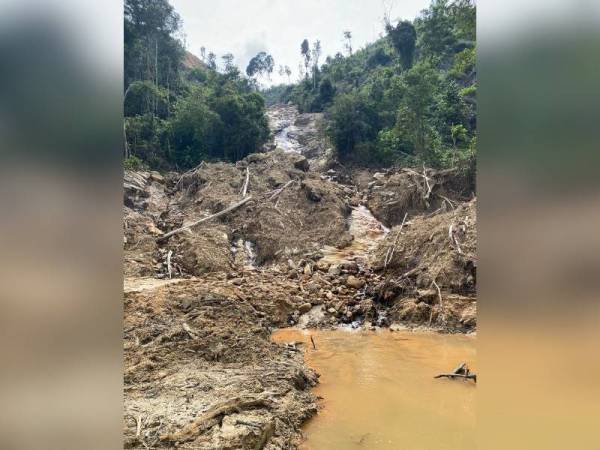 Alur air yang dilaporkan sebagai Air Terjun Tanjung Batu di Hutan Simpan Segari Melintang terjejas dan syarikat operator diarah menjalankan kerja-kerja pembaikan dan pemulihan. - Foto ihsan pembaca