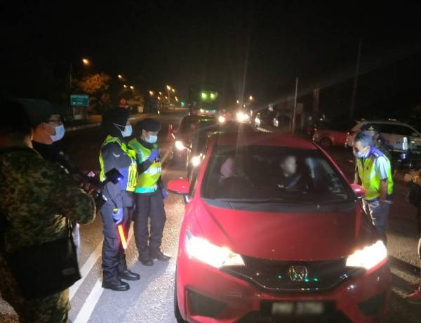 Adzli (kanan) ketika meninjau pelaksanaan sekatan jalan raya pada hari pertama PKP di Kuala Muda, Kedah.