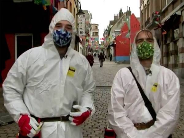 Edouard de Vos dan Oscar Briou laksana misi kawal pandemik Covid-19 di bandar Brussels. - Foto Reuters