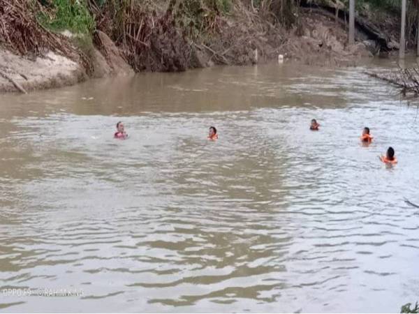 Pasukan bomba melakukan operasi SAR setelah seorang lelaki nekad terjun ke dalam Sungai Sembrong Kecil, Batu 5, Jalan Mersing, Kluang pada Jumaat.