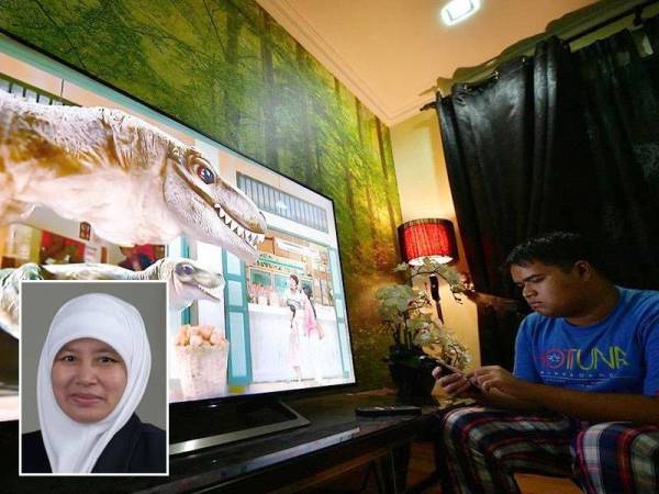 Kerajaan disaran menyediakan satu saluran pendidikan percuma di televisyen kerana ia amat membantu dan memudahkan semua pihak. Gambar kecil: Normala Sudirman 