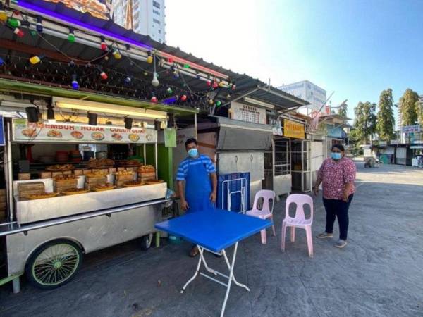 Penjual pasembur rojak, P Devi (kanan) dan suami, M Raja berharap kerajaan benarkan pelanggan untuk makan di kedai makan dengan mengehadkan dua orang untuk satu meja. - Foto Bernama