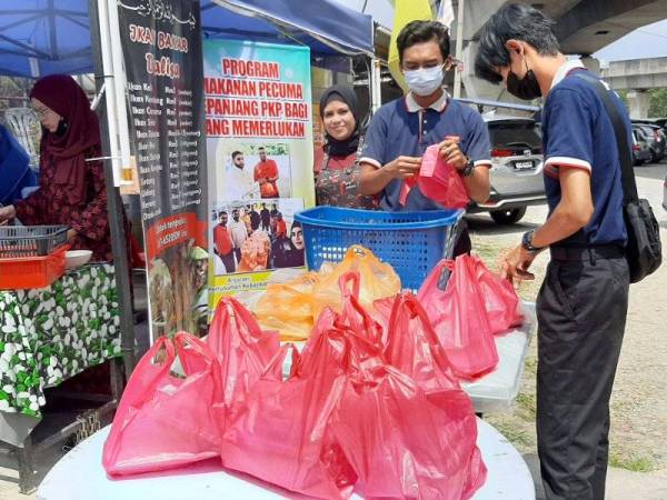 AJK PKPIM sedang menyediakan bungkusan makanan percuma kepada golongan yang memerlukan di gerai ikan bakar d'Alisa pada Jumaat.