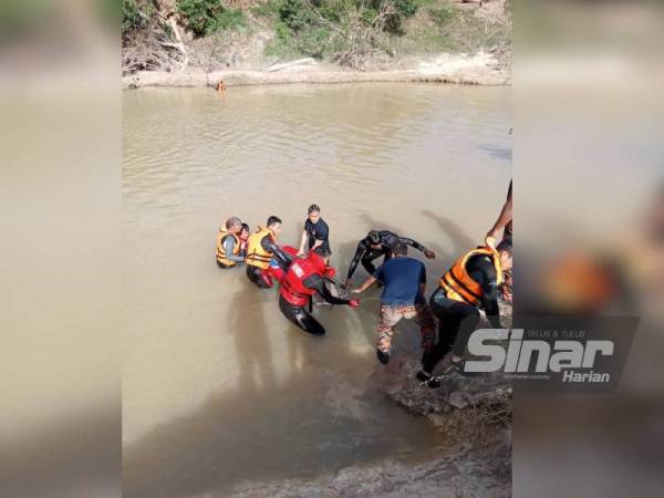 Pihak bomba mengangkat mayat seorang lelaki selepas ditemukan dalam Sungai Sembrong Kecil di Batu 5, Jalan Mersing, Kluang pada Sabtu.