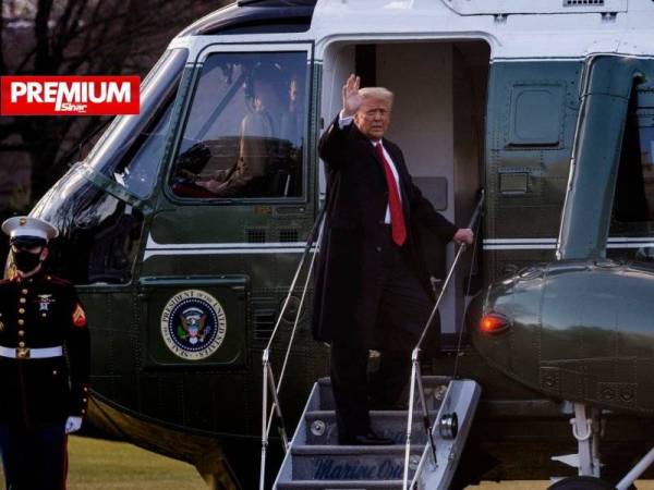 Trump melambai buat kali terakhir di Rumah Putih sebelum memasuki helikopter Marine One.