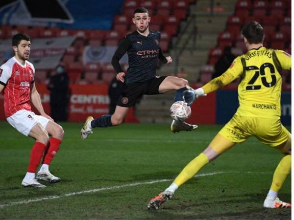 Foden (tengah) menjaringkan gol penyamaan buat City pada perlawanan berkenaan.